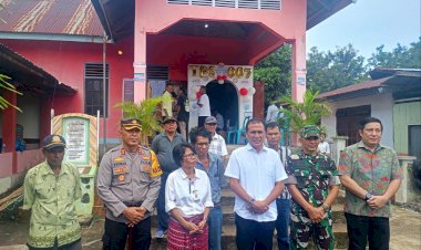 Kapolres-Flotim--bersama-Penjabat-Bupati-Flotim,-Dandim-1624-Flotim-lakukan-pengecekan-TPS-saat-hari-H-Tahap-Pungut-Hitung-di-Kab.-Flotim.