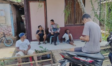 Bhabinkamtibmas-Lakukan-Sambang-Dan-Komunikasi-Wujudkan-Kamtibmas-Yang-Kondusif-Di-Desa-Binaannya