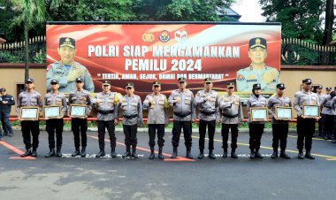 Apresiasi-Perolehan-Nilai-Kompetensi-Tertinggi,-Kadiv-Humas-Beri-Beasiswa-6-Bintara