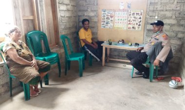 Sentuhan-Bhabin-Bripka-Gusti-Kelen-berikan-himbauan-Kamtibmas-ke-Warga-desa-Bloto.