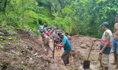 Cuaca-Ekstrim,-Bhabinkamtibmas-Dan-Warga-Bersihkan-Longsor-di-Kec.-Tanjung-bunga