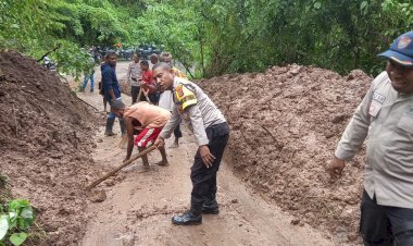 Bhabinkamtibmas-Polsubsektor-Tanjung-Bunga,-Gotong-Royong-Bersama-Warga-Bersihkan-Jalan-Raya-Akibat-Tanah-Longsor