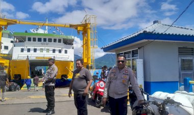 Prosesi-Laut-,-Kasikum-Polres-Flotim-Iptu-Kristo-Ritan-Cek-dan- imbau-Kapal-motor-untuk-muat-sesuai-kapasitas-kapal.