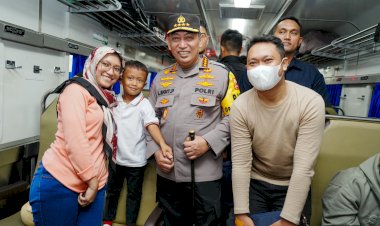 Kapolri-Pastikan-Pemudik-Terlayani-dengan-Baik-Saat-Tinjau-Stasiun-Pasar-Senen-.