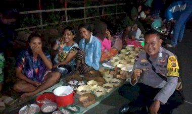 Pastikan-Kegiatan-Berjalan-Lancar,-Bhabinkamtibmas-Melaksanakan-Pengamanan-Pesta-Adat-Warga