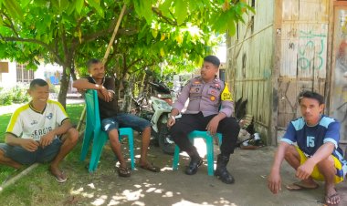 Bhabinkamtibmas-Lakukan-Sambang-Dan-Patroli-Dialogis-Memantau-Situasi-Di-Desa