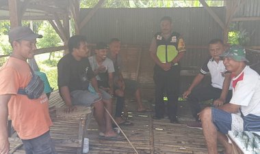 Jumat-Curhat-Bhabinkamtibmas-Bersama-Warga-Desa-Boru