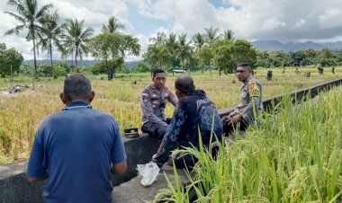 Kapolsek-Dan-Bhabinkamtibmas-Adonara-Barat-Galang-Serta-Sambang-Warga-Dusun-Riang-Duli