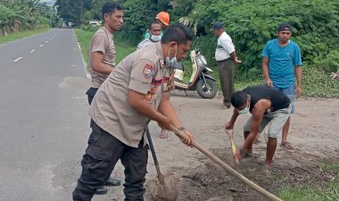 Gotong-Royong-Warga-Pululera-bersama-Personil-Polsek-Wulanggitang-bersihkan-jalan-umum.