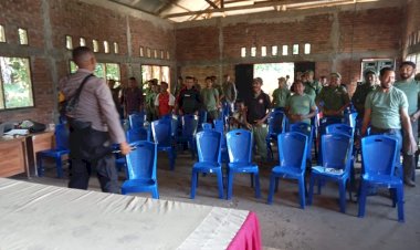 Perkuat-fungsi-Linmas-Desa,-Kapolsek-Adobar-berikan-Materi-Kamtibmas-kepada-Para-Linmas-di-Kec.-Adonara-Tengah.