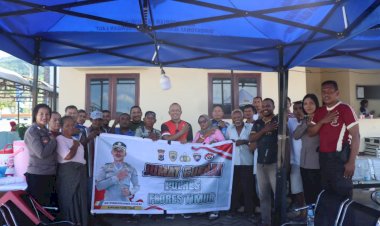 Giat-Jumat-Curhat-Warga-bersama--Kapolres-Flotim-di-Pelabuhan-Laut-Larantuka.