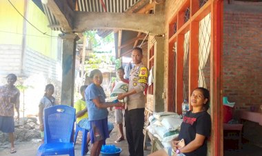 Bhabinkamtibmas-Kawal-Pembagian-Beras-Rawan-Pangan-kepada-Warganya-di-Ritaebang