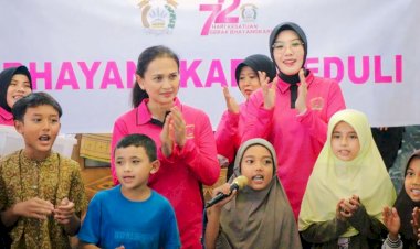 Sapa-Pengungsi-Banjir-Bandang-Sumbar,-Ketum-Bhayangkari-Hibur-Anak-anak-Pengungsi