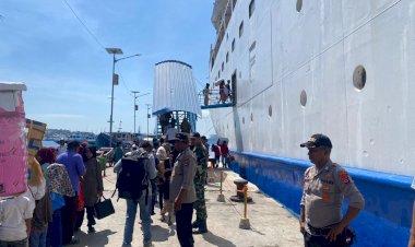 Pengamanan-Kedatangan-KM.-Umsini-Di-Pelabuhan-Laut-Larantuka-Oleh-Personil-KP3-Laut