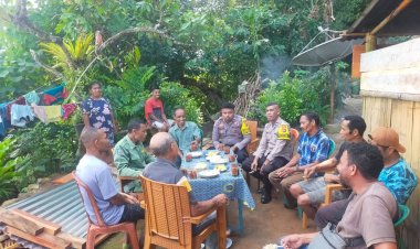 Problem-Solving-di-Desa-,-Bhabinkamtibmas-Polsek-Adobar-hadir-sebagai-solusi-masalah.