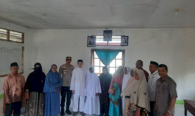 Kapolsek-Adonara-Barat-IPDA-Januardana-Rambi-hadiri-undangan-pelepasan-calon-haji-Asal-Kecamatan-Adonara-Barat.