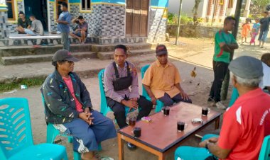 Terkait-Rencana-Pemulangan-Jenazah-PMI-an.-RP-dari-Malaysia,-Bhabinkamtibmas-Bripka-Agustinus-Ora-Keda-Sambangi-Keluarga-Korban-di-desa-Puhu-Kec.-Adonara-Timur-Kab.-Flotim-NTT.