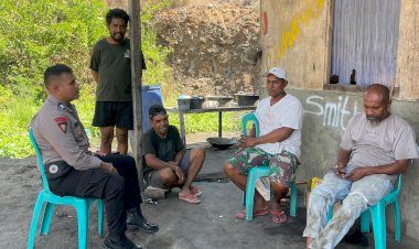 Pantau-keamanan-di-desa-binaanya-Bhabinkamtibmas-Laksanakan-Patroli-dan-sambang-di-desa-Lewograran---Solor-Timur.