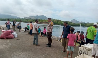 Berikan-rasa-aman,-Bhabinkamtibmas-Polsek-Solor-Timur-lakukan-pengamanan-kapal-Feri-