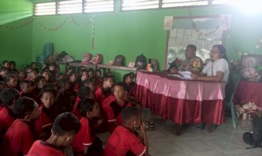 Polisi-Sahabat-Anak:-Bhabin-Polsek-Wulanggitang-Sambangi-Siswa-Siswi-SDI-Wolorona