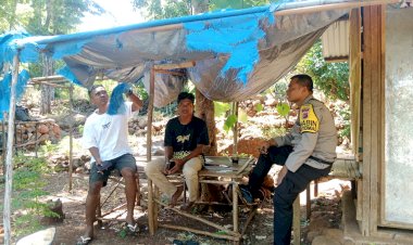 Aipda-Elia-Nenosaban-Bhabinkamtibmas-Kec.-Solor-barat-imbau-para-Pemuda-sinergi-dukung-Kamtibmas.