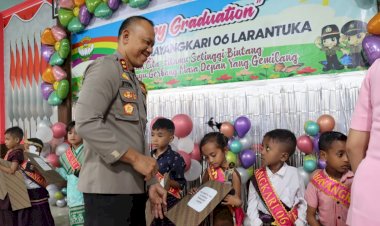 Kapolres-Flotim-hadiri-kegiatan-Pelepasan-Siswa/i-TK-Bhayangkari-06-Larantuka.