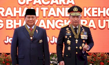 *Menhan-Prabowo-Subianto-Terima-Penghargaan-Tanda-Kehormatan-Bintang-Bhayangkara-Utama-Polri*