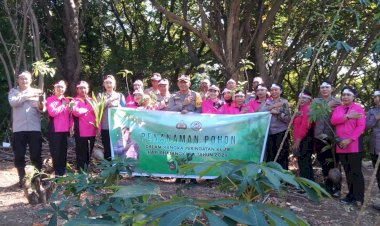 Bhakti-Sosial-Polres-Flotim-Tanam-Pohon-Serentak-dalam-rangka-Peringatan-ke-78-hari-Bhayangkara-tahun-2024.