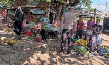 Aipda-Ignasius-Rofinus-Naja-Bhabin--Polsek-Solor-Timur-lakukan--Sambang-di-Pasar-Botang