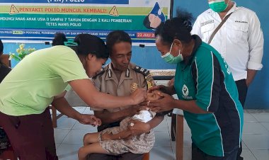 Aiptu-Silverius-P.-Diaz-hadir-Wujud-dukung-Program-PIN-Polio-2024-di-Posyandu-Desa-Ratulodong-Kec.-Tanjung-Bunga---Kab.-Flotim.