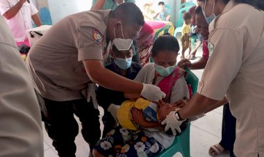 Bhabinkamtibmas-Polsek-Wulanggitang- hadir-di-Pelaksanaan-PIN-Polio-2024-sebagai-wujud-dukung-dan-sukseskan-Program-Pemerintah.