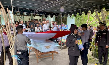 Pemakaman-Jenazah-Almarhum-BRIPDA--SIMON-VLADIMIR-PETONG-TENALEMA-Secara-Dinas-Kepolisian-Negara-Republik-Indonesia-(POLRI).