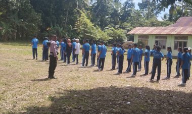 Bhabinkamtibmas-dan-Babinsa-Kec.-Kelubagolit-Bersama-Latih-Siswa/i-SMA-Dalam-Rangka-Hari-Kemerdekaan-RI-tahun-2024.