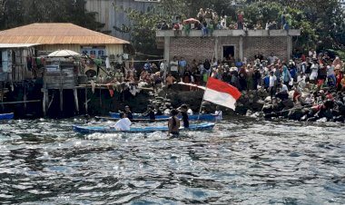 Bripka-Ruslan-M.-Jafar-Bhabinkamtibmas-Ekasapta--Lakukan-Pengamanan-Lomba-Renang-dan-Dayung-Sampan.