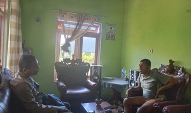 Sambang-Bhabinkamtibmas-Polsek-Adonara-jaga-situasi-Kamtibmas-tetap-kondusif-Jelang-Pilkada-Serentak-2024.