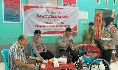 Polwan-Polres-Flores-Timur- Berikan-Bansos-di-Panti-Asuhan-Adimister-Desa-Mudakeputu.