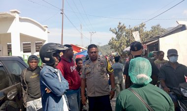 Bhabinkamtibmas-Desa-Boru-Berpatroli-Dan-Membagikan-Masker-Kepada-Para-Pengunjung-Pasar-Boru
