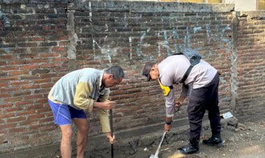 Bhabinkamtibmas-Kelurahan-Balela-Aipda-Hieronimus-Setu-Gotong-Royong-Bersama-Warga-Gali-Tiang-Lampu-Penerangan-jalan.