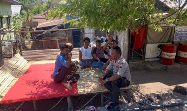 Bhabinkamtibmas-Himbau-Masyarakat-Desa-Menanga---Solor,-Agar-Tetap-Menjaga-Situasi-Keamanan-Dan-Ketertiban