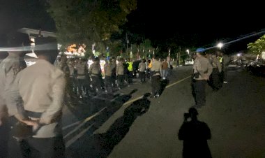 Situasi-Aman-Terkendali-Saat-3-Paket-Paslon-Bupati-dan-Wakil-Bupati-Flotim-Daftar-Hari-Terakhir- di-KPU-Kab.-Flotim,-Polres-Flotim-Terjunkan-Ratusan-Personil-Pengamanan.