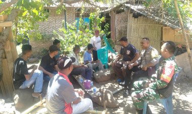 Kerjasama-Bhabinkamtibmas-Dan-Babinsa-Sambang-Warga-Masyarakat-Desa-Binaannya-Untuk-Ciptakan-Kerukunan-Dalam-Bermasyarakat