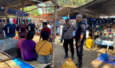 Berikan-Rasa-Aman,-Kapolsek-Dan-Bhabinkamtibmas-Polsek-Titehena-Patroli-Sambang-Pasar-dan-Berikan-Himbauan-Kamtibmas