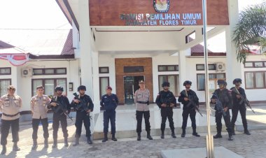 Pantau-Situasi-Keamanan-Menjelang-Pilkada-2024,-Personil-Polres-Flotim-Dan-Sat-BKO-Brimob-Sikka-Lakukan-Patroli-Sambang