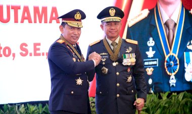 *Pemberian-Tanda-Kehormatan-Bintang-Bhayangkara-Utama-(BBU)-Wujud-Komitmen-Kokohnya-Sinergisitas-TNI-Polri-Selama-Ini*