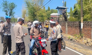 Operasi-Zebra-Turangga-2024,-Kali-Ini-Polres-Flotim-Berikan-Teguran-Bagi-Para-Pelanggar