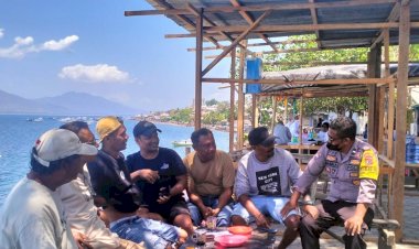 Bhabinkamtibmas-Aipda-Hamka-Sambangi-Warganya-di-Desa-Lamahala-Jaya