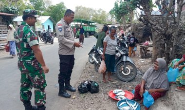 Lakukan-Patroli-dan-Pengamanan-di-Pasar-Botang-Bhabinkamtibmas-Aipda-Rofin-Selipkan-Himbauan-Kamtibmas