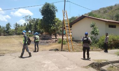 Polres-Flotim-Dampingi-PLN-Perbaiki-Jaringan-Listrik-Pasca-Kebakaran-di-Adonara-Barat