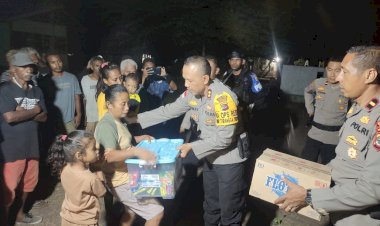 Kapolres-Flores-Timur-Berikan-Bantuan-Sembako-kepada-Korban-Bentrok-di-Desa-Bugalima