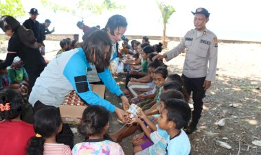 Polwan-Polres-Flotim-Gelar-Trauma-Healing-untuk-Anak-Anak-Korban-Bentrokan-di-Adonara-Barat